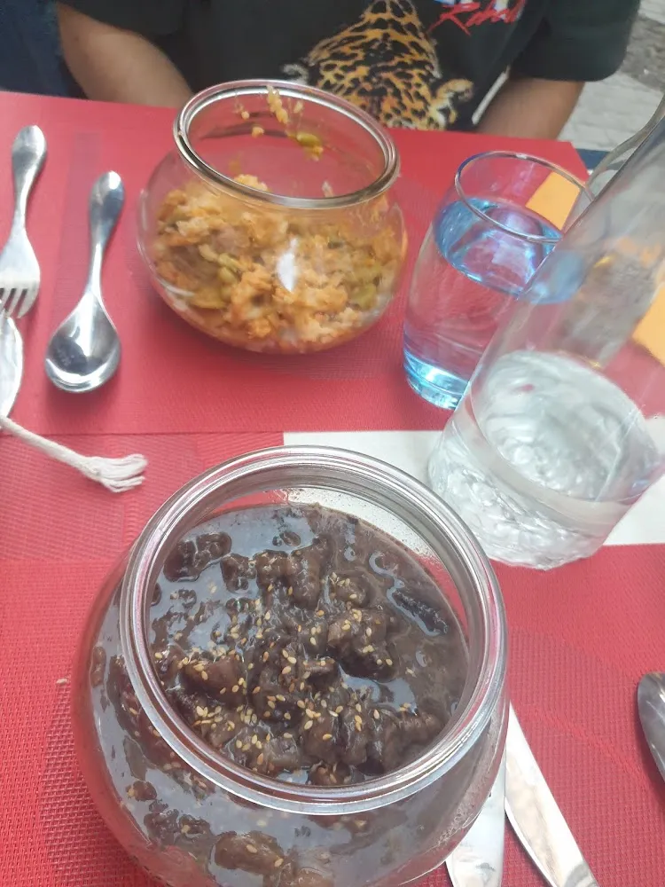 Joues de Bœuf Mitonnées Aux Champignons Et Crevettes Sauce Crème de Chorizo Riz Et Fèves